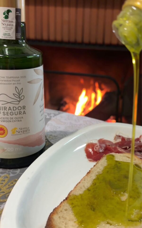 Tostada de pan con aceite de oliva virgen extra de cosecha temprana